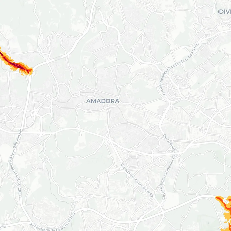 Noise map of Amadora, Portugal: road-traffic noise contours from the EU strategic noise maps, shaded yellow (≈55 dB Lden) through orange and red to dark purple (≈75 dB+), over the city's street network.