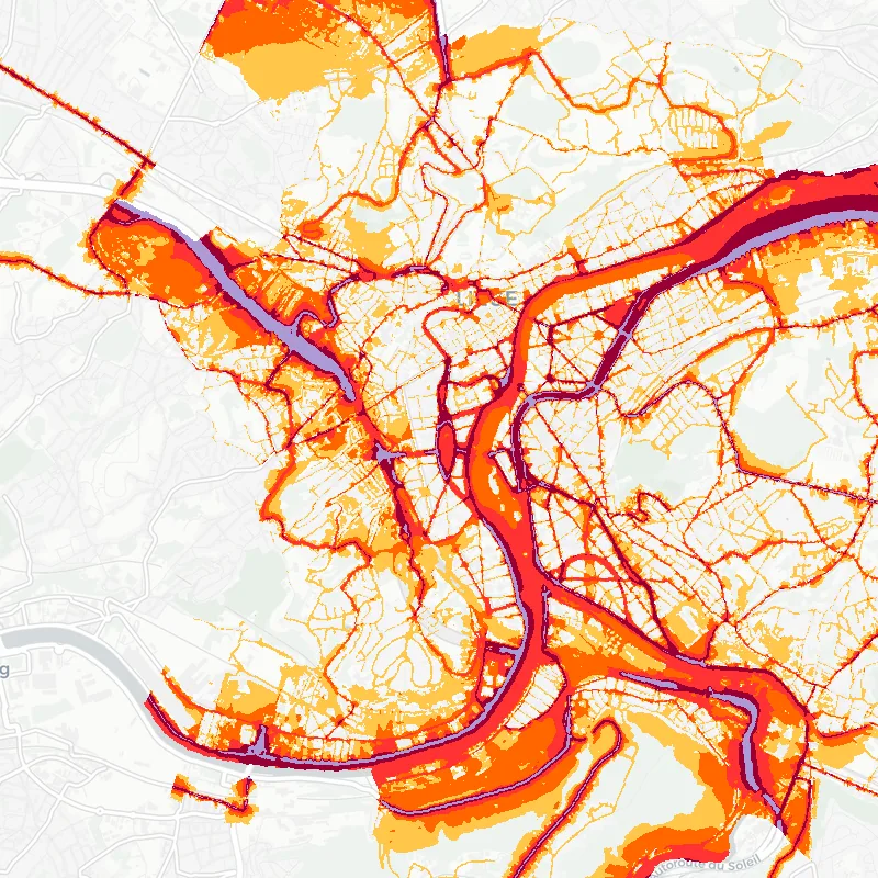 Noise map of Liege, Belgium: road-traffic noise contours from the EU strategic noise maps, shaded yellow (≈55 dB Lden) through orange and red to dark purple (≈75 dB+), over the city's street network.