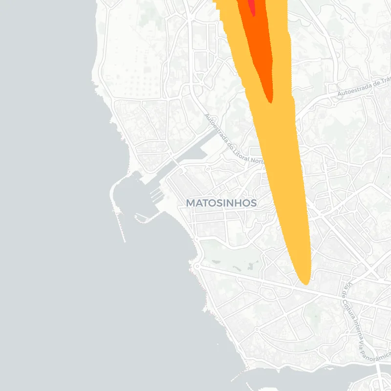 Noise map of Matosinhos, Portugal: aircraft noise contours from the EU strategic noise maps, shaded yellow (≈55 dB Lden) through orange and red to dark purple (≈75 dB+), over the city's street network.