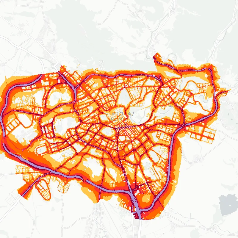 Noise map of Pamplona, Spain: road-traffic noise contours from the EU strategic noise maps, shaded yellow (≈55 dB Lden) through orange and red to dark purple (≈75 dB+), over the city's street network.